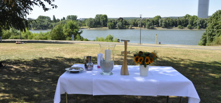 Gottesdienst mit Taufen am Rhein