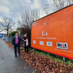 Gott. Würde. Mensch. Bettina Gummel stellte das Plakat von BROT FÜR DIE WELT nahe der Nommensenkirche auch dem General-Anzeiger vor.